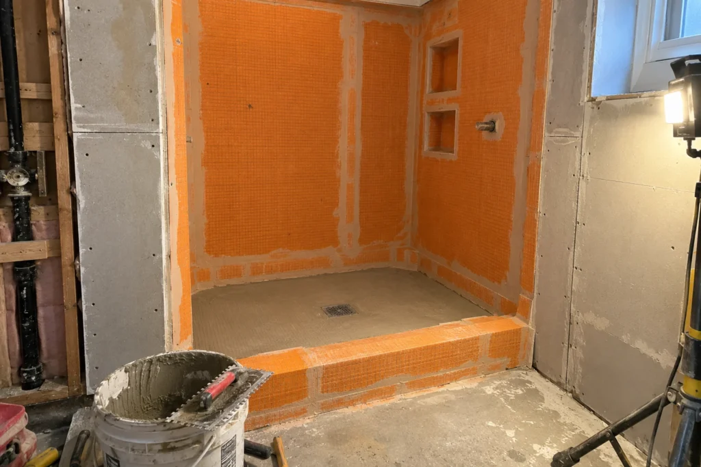 Membrane d’imperméabilisation posée dans une douche avant la céramique